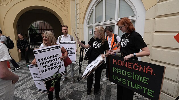 Protest proti vyjednvn fky SOCDEM Jany Malov a mstopedsedy Lubomra Zaorlka proti kandidatue zstupc strany za hnut Stailo! (11. ervence 2025)