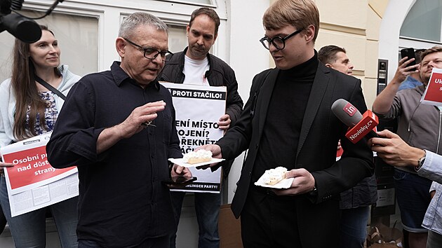Protest proti vyjednvn fky SOCDEM Jany Malov a mstopedsedy Lubomra Zaorlka proti kandidatue zstupc strany za hnut Stailo! (11. ervence 2025)