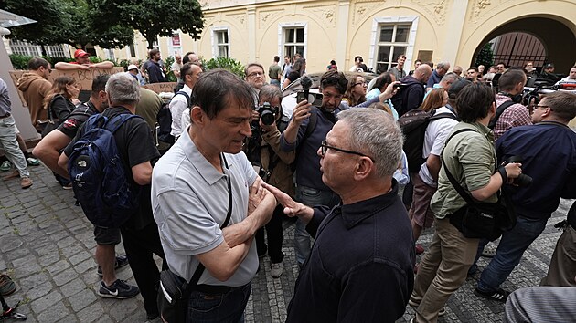 Protest proti vyjednvn fky SOCDEM Jany Malov a mstopedsedy Lubomra Zaorlka proti kandidatue zstupc strany za hnut Stailo! (11. ervence 2025)
