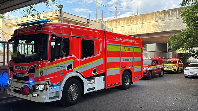 Policie provuje v Modanech nlez munice ve Vltav. Na mst zasahuje i pyrotechnik. (13. ervence 2025)