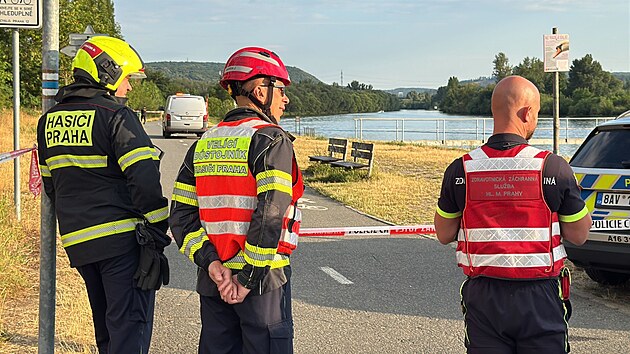 Policie provuje v Modanech nlez munice ve Vltav. Na mst zasahuje i pyrotechnik. (13. ervence 2025)