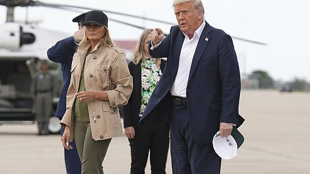 Americk prezident Donald Trump a prvn dma navtvili oblast Texasu, kterou minul vkend poniily extrmn bleskov povodn. (11. ervence 2025)