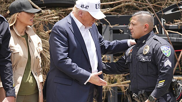 Americk prezident Donald Trump a prvn dma navtvili oblast Texasu, kterou minul vkend poniily extrmn bleskov povodn. (11. ervence 2025)