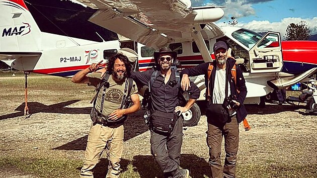 PAPUA NOV� GUINEA. Kdekdo je p�ed cestou stra�il. �e je tam p�epadnou,
okradou, pod��znou a p��padn� se�erou. A �e na motorce se tam rozhodn�
neprojedou, v�dy� je to sam� d�ungle.