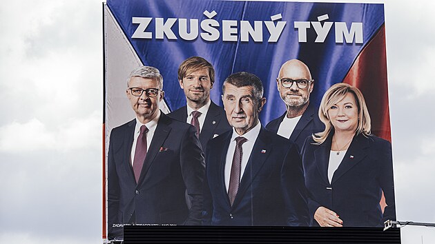 Hnut ANO vsadilo na osvden tve. Vedle pedsedy Andreje Babie stoj i dal vrazn ministi jeho minulho kabinetu. (10. ervence 2025)
