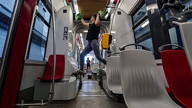 Tramvaje zajdj do myky nkolikrt tdn. DPP ist vnitn prostory voz kad veer a jednou msn tramvaje prochzej rozshlm itnm. (7. ervence 2025)