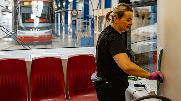 Tramvaje zajdj do myky nkolikrt tdn. DPP ist vnitn prostory voz kad veer a jednou msn tramvaje prochzej rozshlm itnm. (7. ervence 2025)