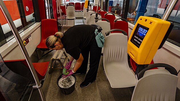 Tramvaje zajdj do myky nkolikrt tdn. DPP ist vnitn prostory voz kad veer a jednou msn tramvaje prochzej rozshlm itnm. (7. ervence 2025)