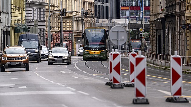 Rekonstrukce Plze�sk� ulice, jedn� z p�te�n�ch komunikac� v Praze 5, postoup� u� ve st�edu do sv� t�et� a dopravn� nejkomplikovan�j�� f�ze. (15. �ervence 2025)