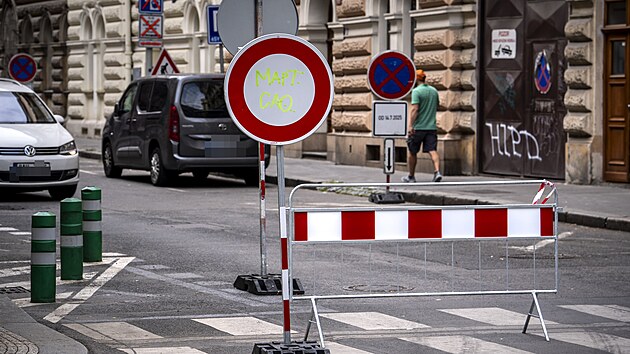 Rekonstrukce Plze�sk� ulice, jedn� z p�te�n�ch komunikac� v Praze 5, postoup� u� ve st�edu do sv� t�et� a dopravn� nejkomplikovan�j�� f�ze. (15. �ervence 2025)