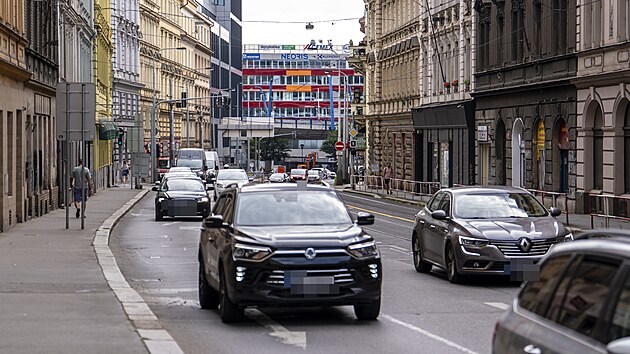 Rekonstrukce Plze�sk� ulice, jedn� z p�te�n�ch komunikac� v Praze 5, postoup� u� ve st�edu do sv� t�et� a dopravn� nejkomplikovan�j�� f�ze. (15. �ervence 2025)