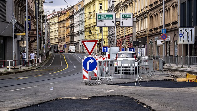Rekonstrukce Plze�sk� ulice, jedn� z p�te�n�ch komunikac� v Praze 5, postoup� u� ve st�edu do sv� t�et� a dopravn� nejkomplikovan�j�� f�ze. (15. �ervence 2025)