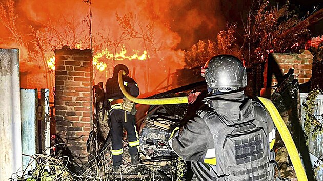 Na sn�mku poskytnut�m ukrajinskou z�chrannou slu�bou se hasi�i sna�� uhasit po��r po rusk�m �toku na Charkovskou oblast na Ukrajin�. (15. �ervence 2025)