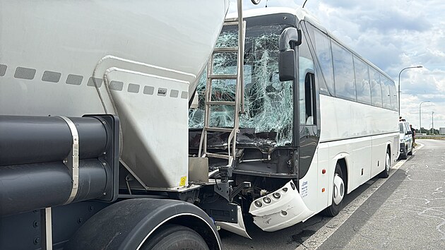 U ruzyskho letit na pomez Praskho okruhu a D7 se srazila cisterna s autobusem, v nm cestovaly ti destky dt. (14. ervence 2025)