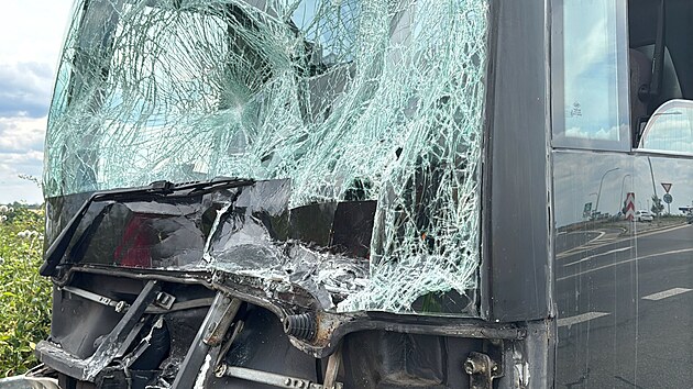 U ruzyskho letit na pomez Praskho okruhu a D7 se srazila cisterna s autobusem, v nm cestovaly ti destky dt. (14. ervence 2025)