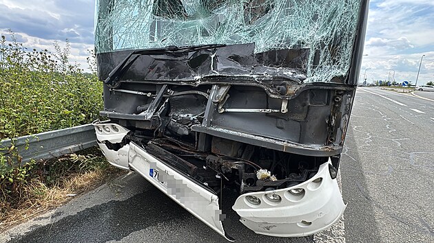U ruzyskho letit na pomez Praskho okruhu a D7 se srazila cisterna s autobusem, v nm cestovaly ti destky dt. (14. ervence 2025)