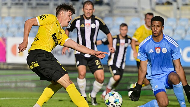 Oliver Velich se sna prostelit eskobudjovickho branke Colina Andrewa.
