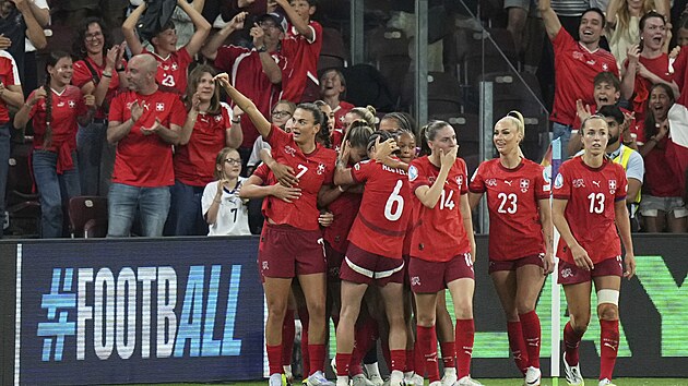 Futbolcular Norveç ve İsviçre Euro çeyrek finallerine ilerlemeyi kutluyor
