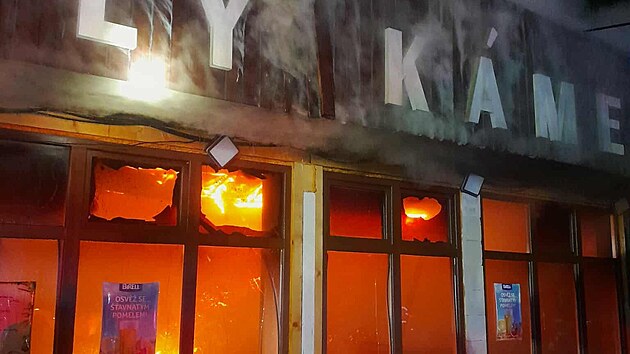 U Mchova jezera v Doksech na eskolipsku vyhoela oblben restaurace Bl Kmen. (16. ervence 2025)