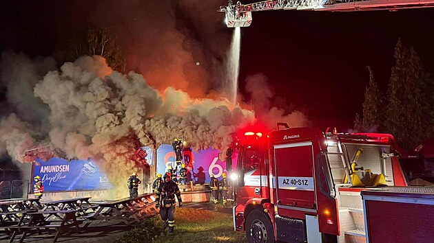 U Máchova jezera v Doksech na eskolipsku vyhoela oblíbená restaurace Bílý...