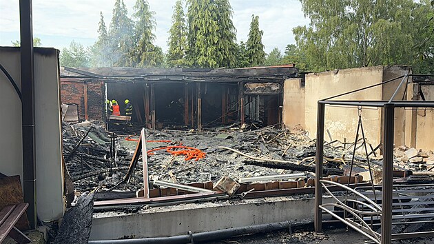U Mchova jezera v Doksech na eskolipsku vyhoela oblben restaurace Bl Kmen. (16. ervence 2025)