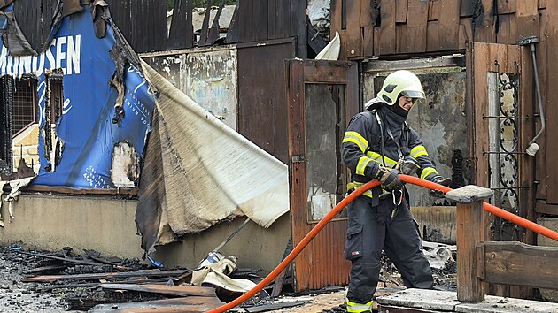 U Mchova jezera v Doksech na eskolipsku vyhoela oblben restaurace Bl Kmen. (16. ervence 2025)