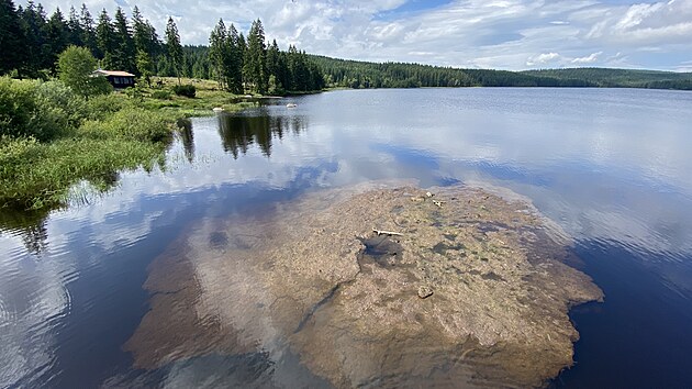 Turisty pekvapil tajemn ostrov plujc po hladin pehrady na ern Nise. (13. ervence 2025)