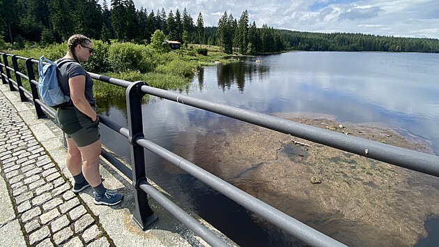 Turisty pekvapil tajemn ostrov plujc po hladin pehrady na ern Nise. (13. ervence 2025)