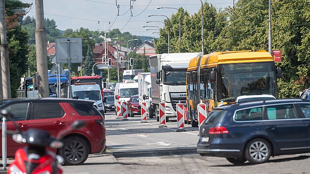 Silnii zaali opravovat sek silnice I/49 ve Zln-Loukch. V obou smrech je uzaven jeden jzdn pruh a na hlavnm tahu mezi Zlnem a Otrokovicemi se tvo dlouh kolony. (15. ervence 2025)