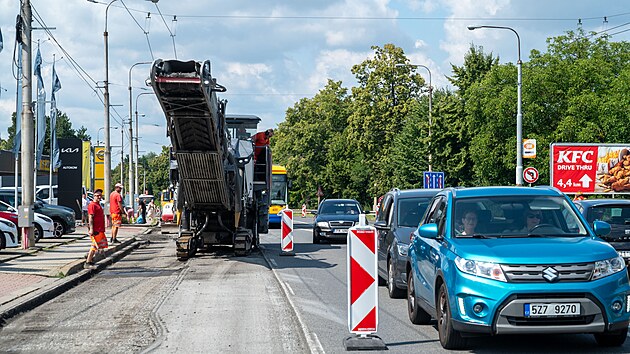 Silnii zaali opravovat sek silnice I/49 na t. T. Bati ve Zln-Loukch. V obou smrech je uzaven jeden jzdn pruh a na hlavnm tahu mezi Zlnem a Otrokovicemi se tvo dlouh kolony. (15. ervence 2025)
