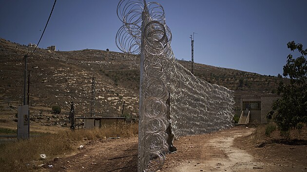 Plot postaven Izraelci okolo palestinskho Sindilu u Ramallhu na Izraelem okupovanm Zpadnm behu Jordnu. (9. ervence 2025)