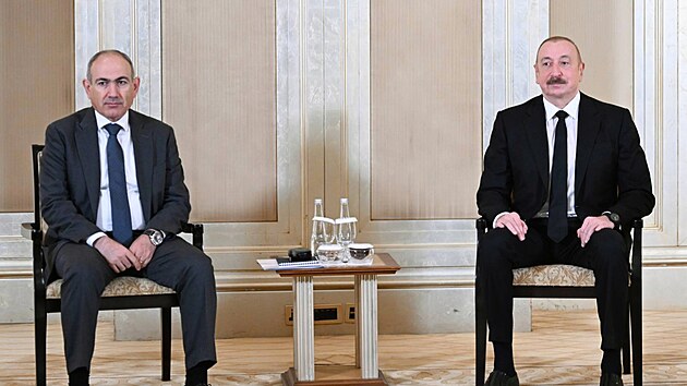 Arménský premiér Nikol Pa�injan (zleva) a ázerbájd�ánský prezident Ilham Alijev...