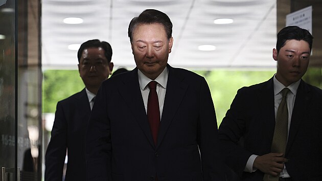 Sesazený prezident Jun Sok-jol dorazil k soudu, který na n�j vydal znovu...