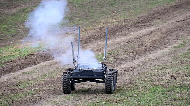 Kamikaze robot Ratel S bhem ukrajinskho vcviku s bezpilotnmi pozemnmi vozidly (UVG). (16. dubna 2025)