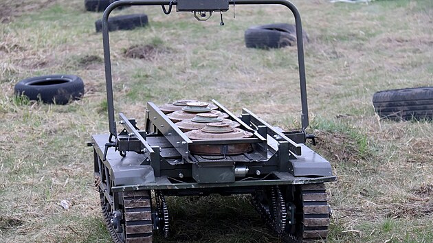 Logistick robot Volia-E bhem ukrajinskho vcviku s bezpilotnmi pozemnmi vozidly (UVG). (16. dubna 2025)