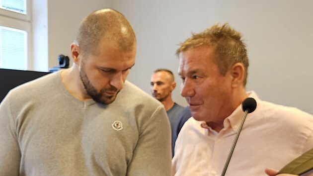 Obalovan Jozef Plavk (vlevo) v jednac sni Krajskho soudu v Ostrav pi rozhovoru se svm obhjcem (15. ervence 2025)