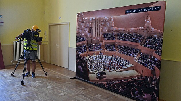 Pi zahjen druh etapy stavby pikovho koncertnho slu v Ostrav pozvalo veden msta mdia na prohldku jak stavenit, tak i renovovanho Domu kultury. (14. ervence 2025)