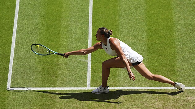 Bloruska Aryna Sabalenkov se natahuje po balonku v semifinle Wimbledonu.