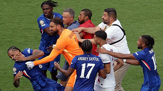 Joao Pedro se teatrln kc na zem po doteku od Gianluigiho Donnarummy.