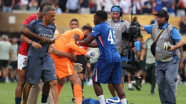Joao Pedro na zemi peml, pro spadl. Nad nm je Luigi Donnarumma. Trenra Luise Enriqueho mus dret.