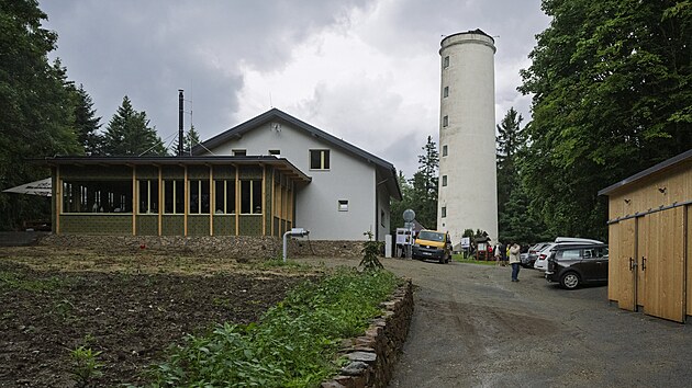 Horsk chata na vrcholu Libna stoj kousek od rozhledny.
