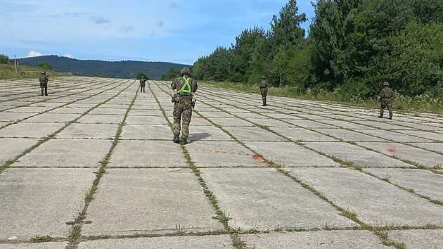 tvar 25. protiletadlovho raketovho pluku ze Strakonic pipravil pro stedokolky msn cvien. Na snmku z Boletic maj stelecko taktickou ppravu, kdy si jako tm mus poradit s neptelskou posdkou v aut.