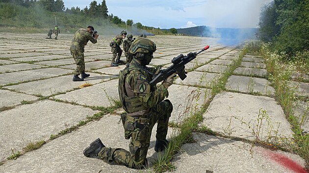 tvar 25. protiletadlovho raketovho pluku ze Strakonic pipravil pro stedokolky msn cvien. Na snmku z Boletic maj stelecko taktickou ppravu, kdy si jako tm mus poradit s neptelskou posdkou v aut.