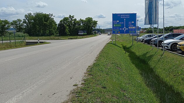 Tudy budou pijdt auta, kter vyuij prv budovanou severn spojku, ke kruhov kiovatce v Okrun ulici.