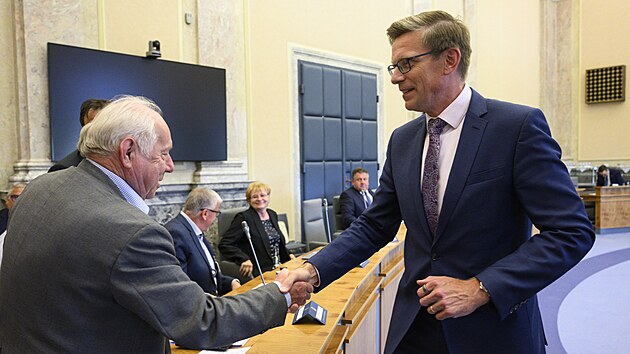 Ministr dopravy Martin Kupka a pedseda  Odborovho svazu pracovnk zemdlstv a vivy Bohumr Dufek na zasedn tripartity (10. ervence 2025)