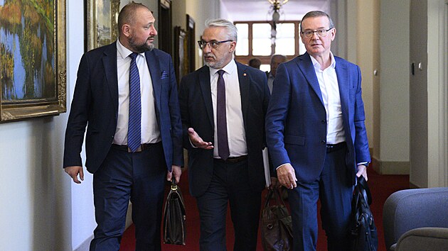 Pedseda eskomoravsk konfederace odborovch svaz (MKOS) Josef Stedula (uprosted)  pichz na zasedn tripartity, 10. ervence 2025