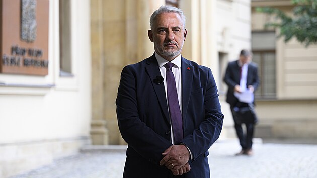 Pedseda eskomoravsk konfederace odborovch svaz (MKOS) Josef Stedula ped zasednmtripartity, 10. ervence 2025