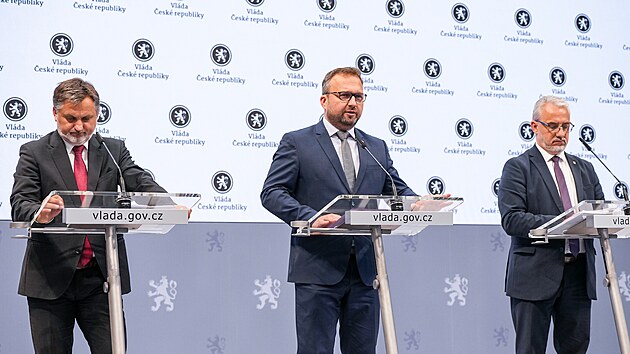 f odborov centrly MKOS Josef Stedula, ministr prce a socilnch vc Marian Jureka a prezident Svazu prmyslu a dopravy Jan Rafaj (10. ervence 2025)