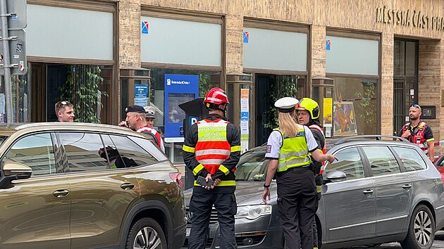 Ve Vodikov ulici provuj policist odloen zavazadlo. (17. ervence 2025)