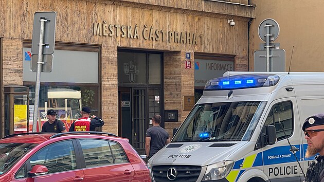 Ve Vodikov ulici provuj policist odloen zavazadlo. (17. ervence 2025)